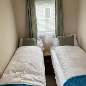 5 Mins Walk To Beach. 3 Bedroom Caravan. Sleeps 8